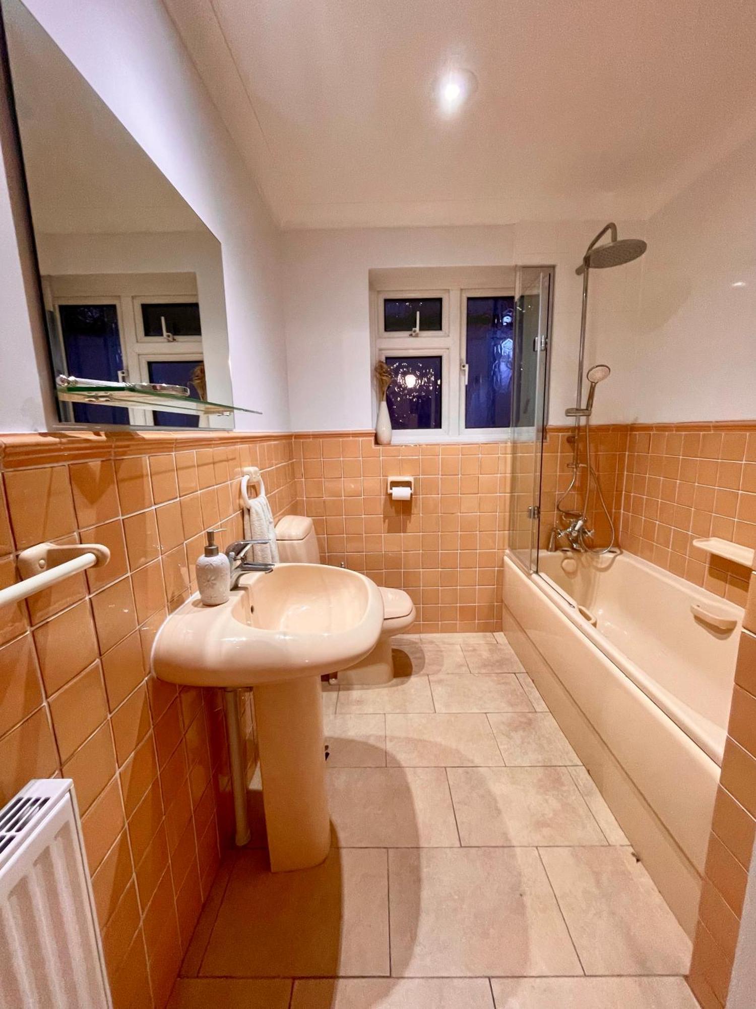Charming Bournemouth House With Beautiful Spacious Gardens, 5 Min Drive To Beaches, Free Parking For 2-3 Cars Εξωτερικό φωτογραφία