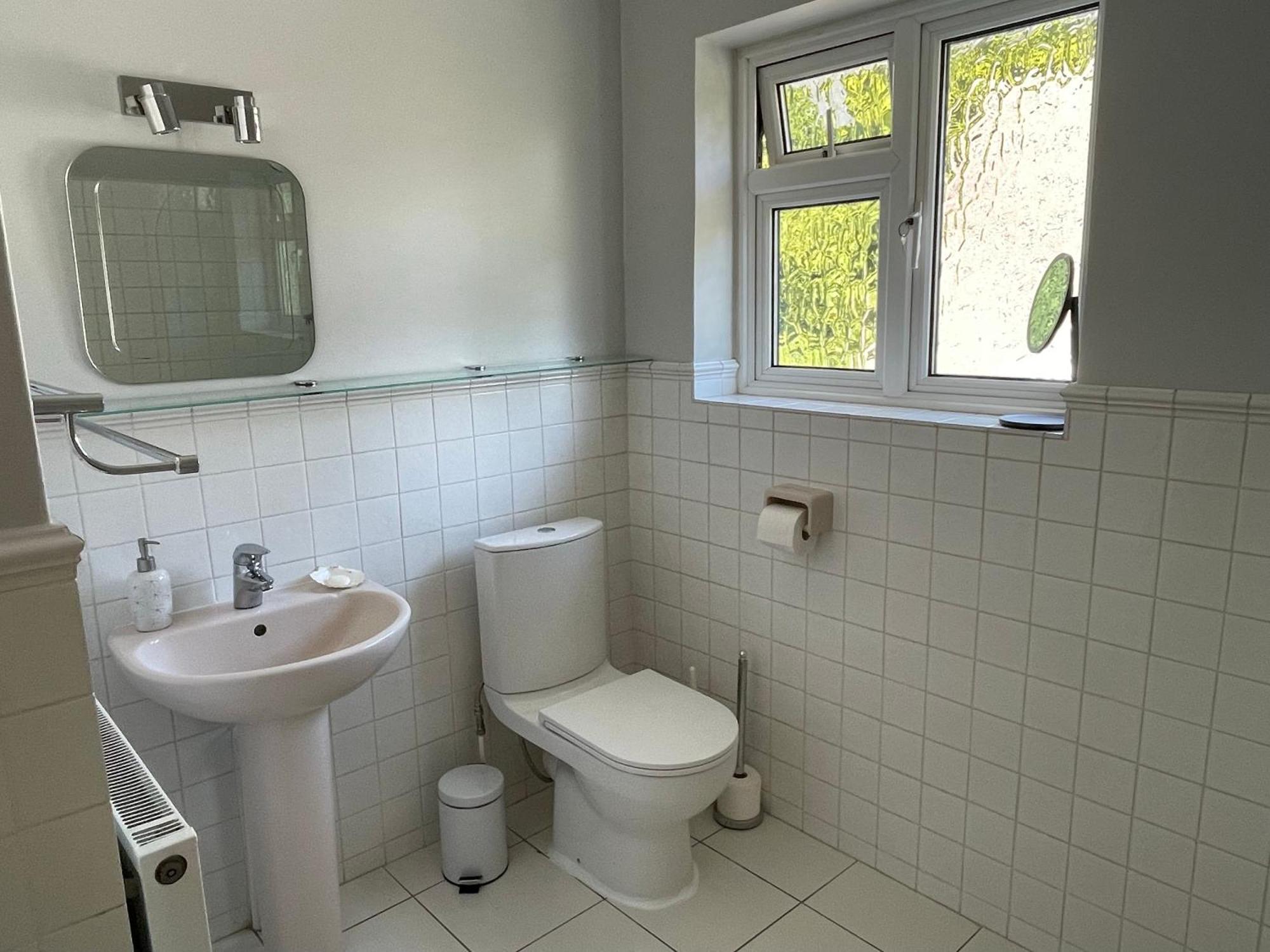 Charming Bournemouth House With Beautiful Spacious Gardens, 5 Min Drive To Beaches, Free Parking For 2-3 Cars Εξωτερικό φωτογραφία